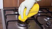গ্যাস স্টোভের ময়লা পরিষ্কার করতে নাজেহাল? হেঁশেলের এই ৫ জিনিসেই হবে নতুনের মতো ঝকঝকে!