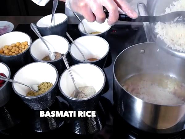 শরীরকে চাঙ্গা রাখতে প্রোটিন সমৃদ্ধ খাবার খাওয়া