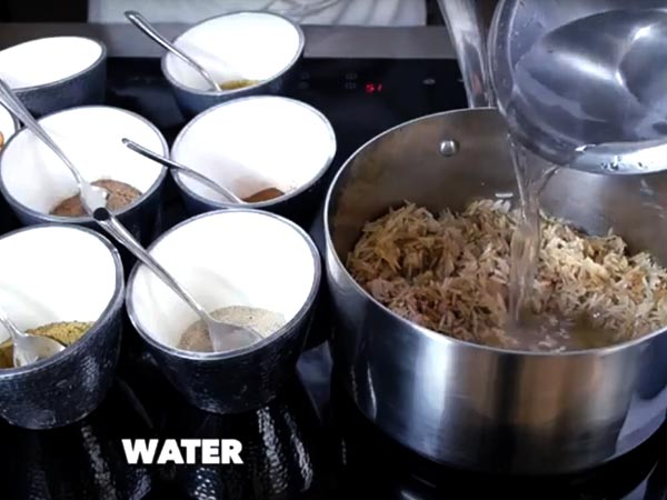 শরীরকে চাঙ্গা রাখতে প্রোটিন সমৃদ্ধ খাবার খাওয়া