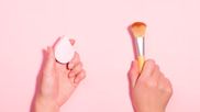 बॉलीवुड सेलिब्रिटी जैसा चाहिए फ़्लॉलेस मेकअप लुक, तो ब्रश, स्पॉन्ज या उंगलियों में से किसका करें यूज