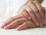 सफेद नाखून पाने के प्राकृतिक टिप्‍स