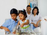 अपने बच्चों में बचत की आदत कैसे डालें
