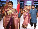 LFW 2015: चौड़े बॉर्डर की साड़ी में रैंप वॉक किया विद्या ने