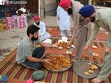 पाकिस्‍तान में सिख खिला रहे हैं मुसलमानों को इफ्तारी, इंटरनेट पर जीता सबका दिल