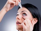 Eye Drops के इन कमाल के फायदों को सुन, आप भी इसे हैंडबैग में रखना नहीं भूलेंगी