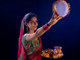 करवा चौथ व्रत: मिट्टी के करवे से ही पानी पीकर महिलाएं क्यों तोड़ती हैं व्रत?