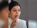 टीवी एक्‍ट्रेस देबिना बनर्जी ने बताया है लिपस्टिक लगाने का सही तरीका 