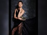 इस ब्लैक गाउन में एरिका फर्नांडिस लग रही हैं बेहद स्टनिंग