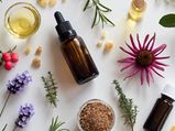 स्किनकेयर के लिए इस्तेमाल किया जाने वाले एसेंशियल ऑयल के फायदे और नुकसान