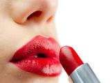 खूबसूरत लिप्स के लिए लिपस्टिक लगाते समय इन गलतियों को न करें नजरअंदाज