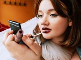 Makeup Tips: लिक्विड लिपस्टिक लगाते वक्त ना करें ये मिस्टेक, होंठ दिखेंगे गुलाब की पंखुड़ी की तरह  
