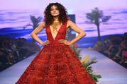 Lakmé Fashion Week 2023: मोनिशा जयसिंह और रिलायंस ज्वेल्स के कलेक्शन संग प्रिंसेस बन रैंप पर आईं तापसी पन्नू