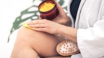 घुटने और कोहनी के काले रंग से हो गए हैं परेशान, इन 3 DIY स्क्रब से कालापन करें दूर