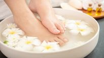 Foot Facial At Home: टैनिंग दूर कर पैरों को बनाएं रखना है सुंदर, घर पर इन 5 स्टेप्स से करें फुट फेशियल
