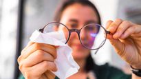Power Specs Cleaning Tips: चश्मा साफ करते वक्त आप भी करते हैं ये गलतियां? आंखों को पहुंचता है नुकसान