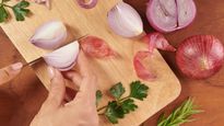 Onion Cutting Tips : प्याज काटने के कारण आंखों से बहने लगते हैं आंसू, ट्राई करें ये टिप्स