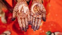 हाथों से मेहंदी का रंग करना है हल्का, ये टिप्स आएंगे काम,