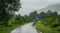 Monsoon Travel Tips: बारिश में ट्रैवल करते हुए भूल से भी न करें ये गलतियां, वरना होगा भारी पछतावा