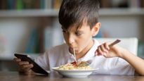 आप भी बच्‍चों को मोबाइल द‍िखाकर खिलाती हैं खाना? आगे चलकर ये आदत हो सकती है खतरनाक