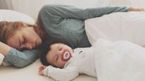 न्‍यू बोर्न बेबी के साथ को-स्लीपिंग क‍ितनी सेफ है? जानें यहां