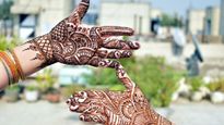 Karwa Chauth Mehendi : मेहंदी लगाने से पहले हथेली पर लगा लें ये कमाल की चीज, हफ्तों तक नहीं उतरेगा रंग