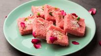 Rose Day पर अपने पार्टनर के लिए बनाएं गुलाब की बर्फी, रिश्ते में आ जाएगी मिठास