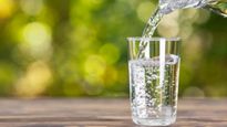Water Intoxication: जरूरत से ज्यादा पानी पीना भी सेहत को पहुंचा सकता है नुकसान, इतना पानी होता है काफी