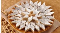 Kaju Katli Recipe : अगर काजू कतली खाना है खूब पसंद तो, घर में ट्राई करें ये आसान रेसिपी