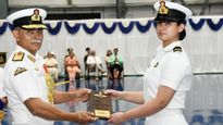 कौन हैं Sub Lieutenant Aastha Poonia, जो बनी नौसेना की पहली महिला फाइटर पायलट?
