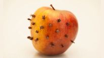 Apple with Clove : सेब में लौंग लगाकर खाने से माइग्रेन और ल‍िवर की दिक्कत होगी दूर, डॉक्‍टर ने बताया तरीका