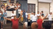 फ्रेंडशिप डे पर दिल छू लेने वाला वीडियो वायरल : दोस्त की अर्थी के सामने नाचे अंकल, यार को ऐसे दी अंतिम विदाई