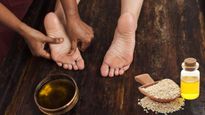 रात को सोने से पहले तिल के तेल से करें पैर के तलवों की मालिश, दूर होंगी ये 5 समस्याएं