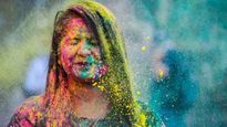 Holi 2026: चेहरे से होली के जिद्दी रंग छुड़ाने के लिए अपनाएं ये 5 घरेलू उपाय, त्वचा को नहीं होगा नुकसान
