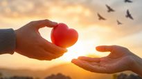 Global Forgiveness Day Quotes in Hindi: क्षमा दिवस पर कड़वाहट भूलाकर अपनों को लगाएं गले, भेजें ये विचार