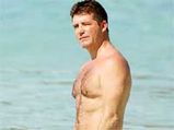Simon Cowell Carries His Own Beer Bottles To The Pub