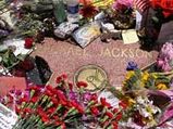 MJ's Fans Said To Clean His Vandalized Tomb 