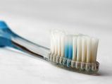 Cleaning Toothbrush With Simple Tips