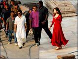 Caught The First Look Of Shahrukh Khan's Raees!