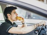 7 Reasons Why You Should Not Eat While Moving