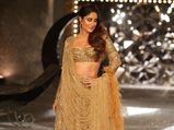 India Couture Week 2018: Kareena Kapoor Khan Looks Breathtaking In A 30 Kg Gold Lehenga