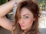 Urvashi Dholakia Goes Creative With Her Eye Makeup And Flaunts Blue And Yellow Liner!