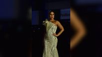 FDCI x LFW 2021: Kareena Kapoor Khan Flaunts An Environment-Conscious Gown; Find Out About Her Makeup Too! 