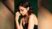 83 Star Deepika Padukone Looks Gorgeous In Black Gown And Winged Eye Makeup 