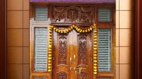 Main Door House Entrance Vastu Tips: ಬೆಳಗ್ಗೆ ಮನೆ ಬಾಗಿಲಿನಲ್ಲಿ ಈ 3 ವಸ್ತುಗಳನ್ನು ಚುಮುಕಿಸಿದರೆ ಅದೃಷ್ಟವೇ ಬದಲಾಗಲಿದೆ!