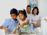 మీ పిల్లలకు పొదుపు చేసే అలవాటు నేర్పడం ఎలా?