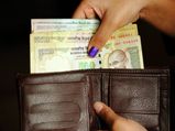Wallet Tips: పర్సులో ఇవి పెట్టుకుంటే అప్పులు, ఖర్చులు పెరుగుతాయి