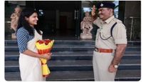 తల ఎత్తుకుని గర్వంగా కూతురికి సెల్యూట్ చేసిన ఐపీసీ ఆఫీసర్, తండ్రి కోరిక నేరవేర్చిన యువతి