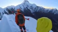 సెల్ఫీ పిచ్చి..18 వేల అడుగుల ఎత్తైన మంచు పర్వతం నుండి జారిపడ్డ వ్యక్తి..షాకింగ్ వీడియో