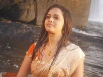 നായികമാര്‍ കുളി വസ്ത്രത്തില്‍