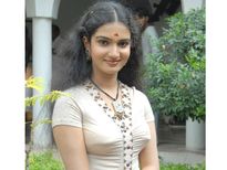 വീട്ടിലൊരു പെണ്ണു തനിച്ചാണ്‌....